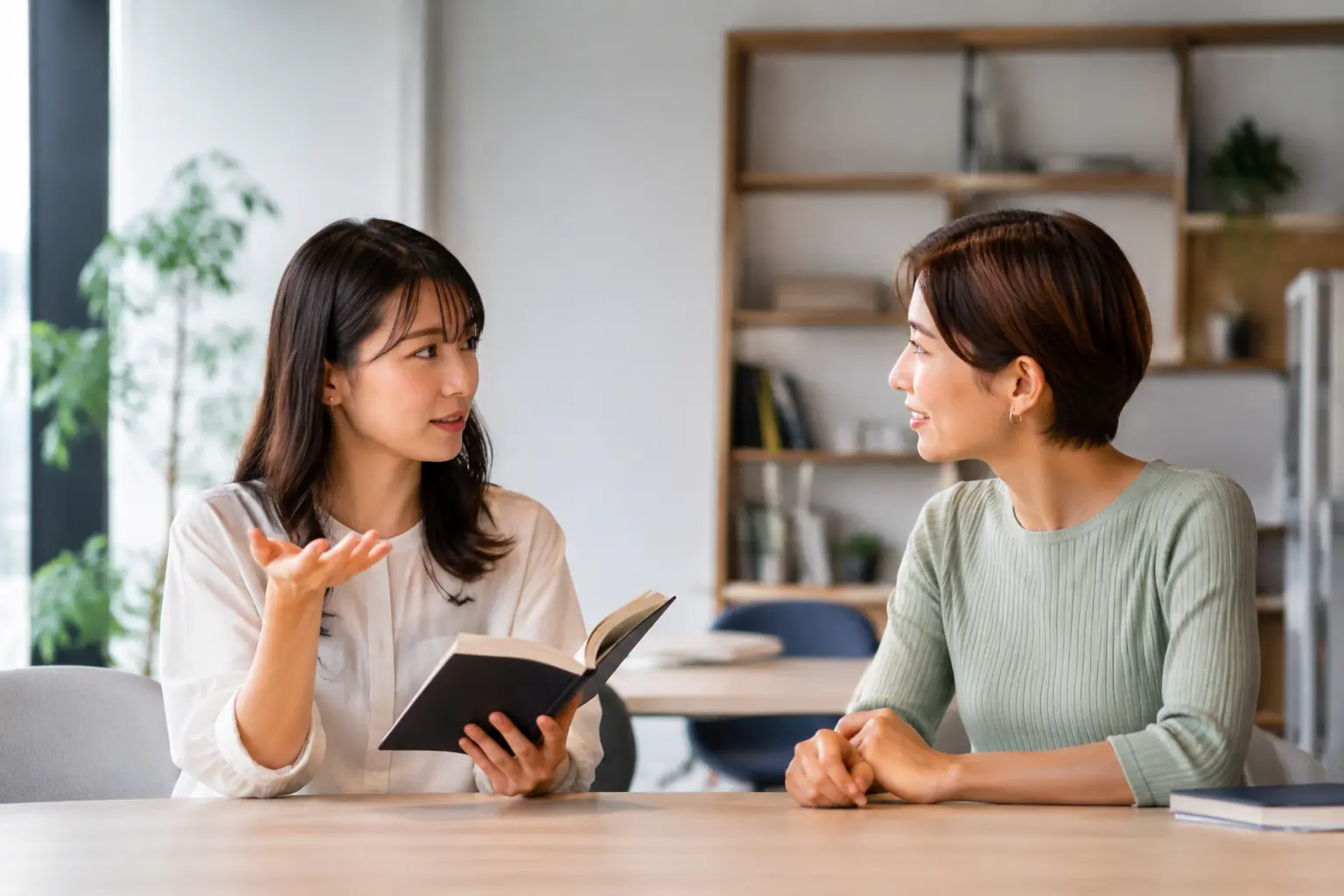 疑問を相談している様子