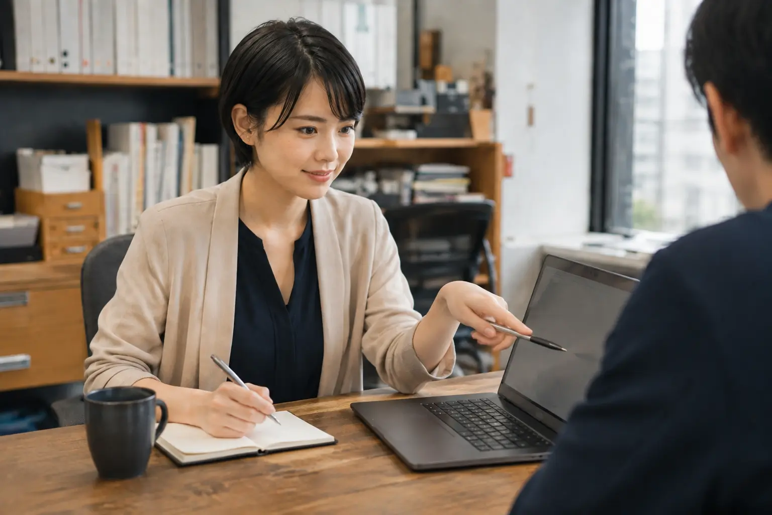 向かい合って話している様子