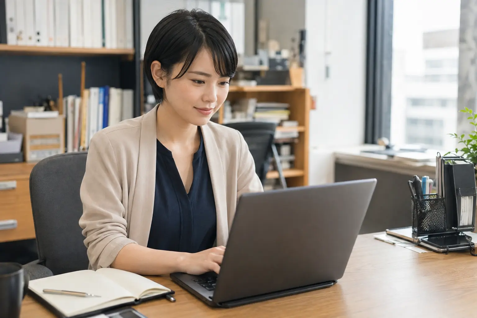 仕事のあとにWeb制作を学ぶ様子