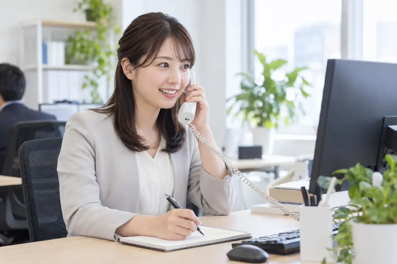 電話で相談に対応するスタッフ